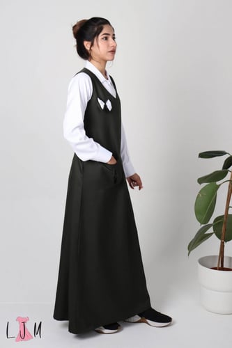 مريول متوسط زيتي شيال وردة بيضاء مع جيب امامي