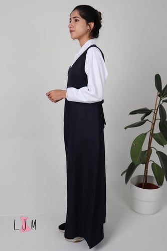 مريول كحلي شيال ببيونة بيضاء مع جيب امامي