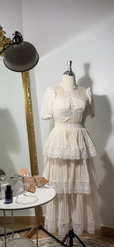 فستان بطبقات وتفاصيل الدانتيل