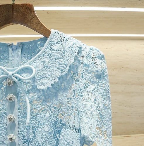 فستان دانتيل بتفاصيل