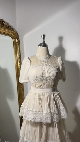 فستان بطبقات وتفاصيل الدانتيل