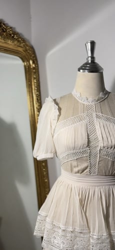 فستان بطبقات وتفاصيل الدانتيل