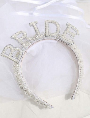 طرحة مزينة بتاج برايد