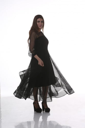 فستان اسود منقط