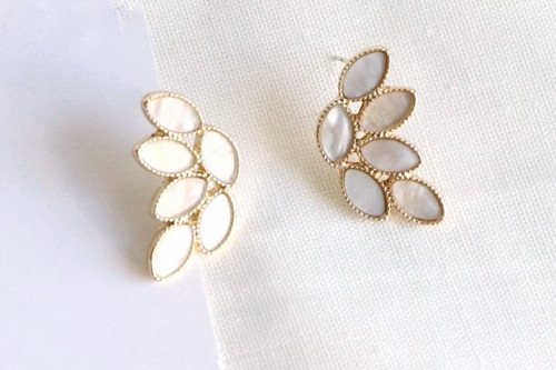 حلق مرصع بالصدف الطبيعي