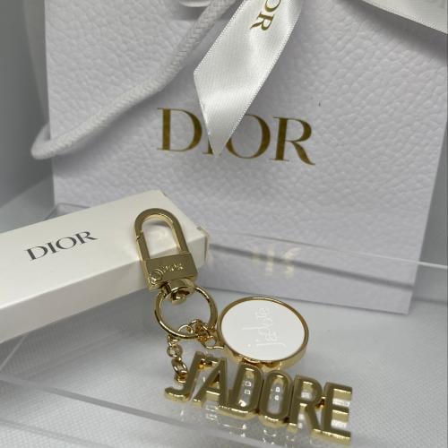 ميدالية ديور مع الكيس