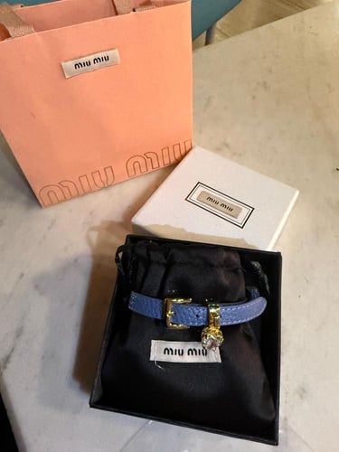 اسوارة ميو ميو بجلد فاخر لون سماوي