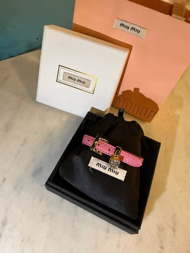 اسوارة ميو ميو باللون الوردي من الجلد الفاخر
