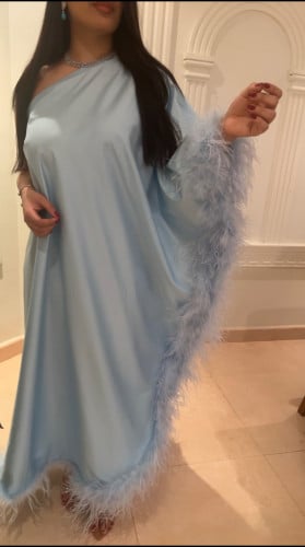 فستان انيق سماوي مع الريش