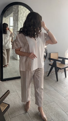 بدلة أنيقة بتصميم مميز