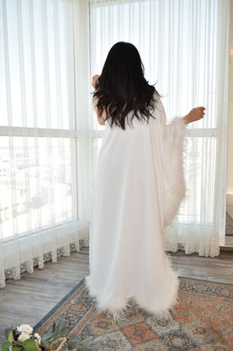 فستان ابيض انيق مع ريش