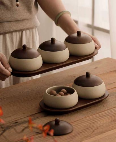 Round ceramic yogurt set with lid and wooden base, 2 plates