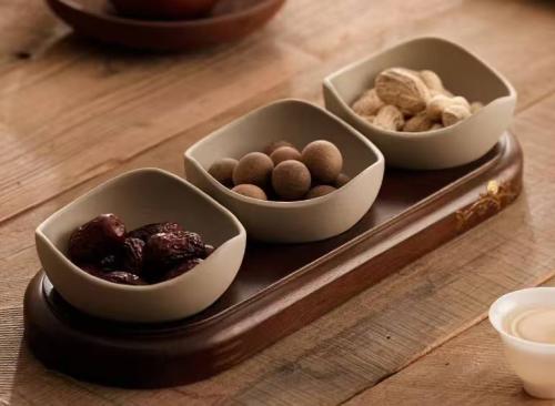 Round ceramic serving plate set with wooden base, 2 plates