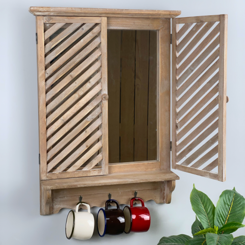 شباك خشب مرايا وعلاقات