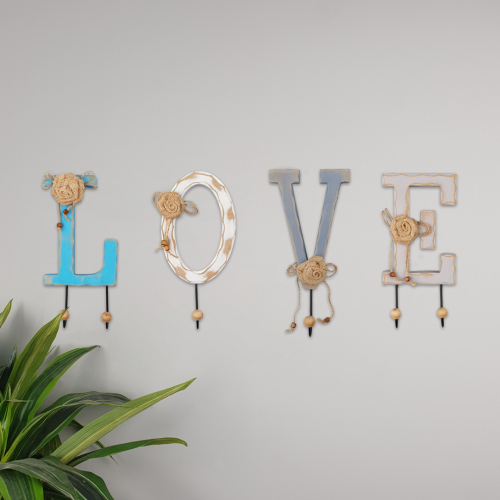 علاقة جدارية عبارة LOVE