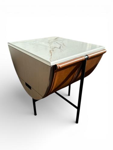 كمودينة سرير مع جلد جملي