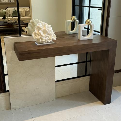 كونسول من الخشب والرخام