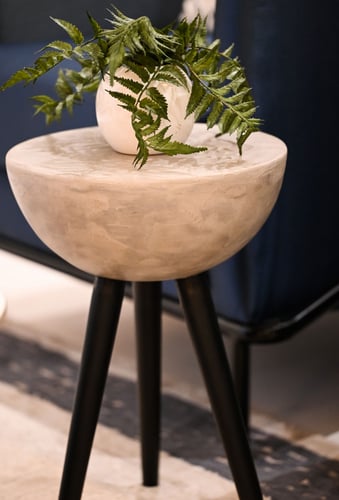 طاولة جانبية