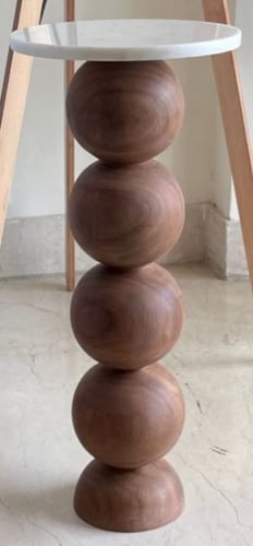 طاولة جانبية