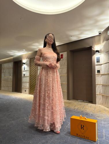 فستان وردي تل مطرز بالورد
