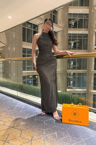 فستان اسود لامع عل الجسم