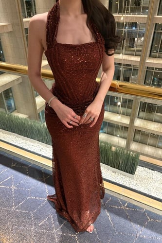 فستان بني محمر لامع مميزً