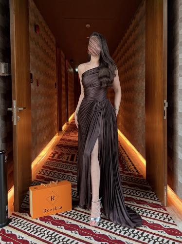 فستان بني داكن بلمعة حريرية