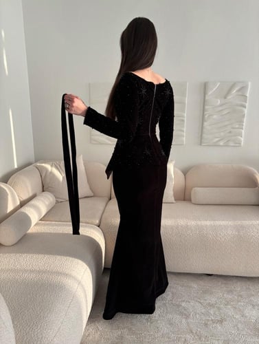 فستان أسود مخملي داكن