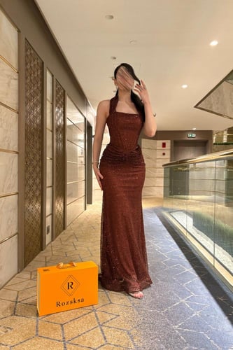 فستان بني محمر لامع مميزً