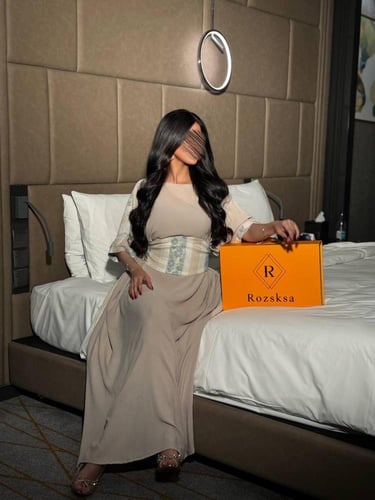 فستان طويل بلون بيج رملي