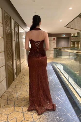 فستان بني محمر لامع مميزً