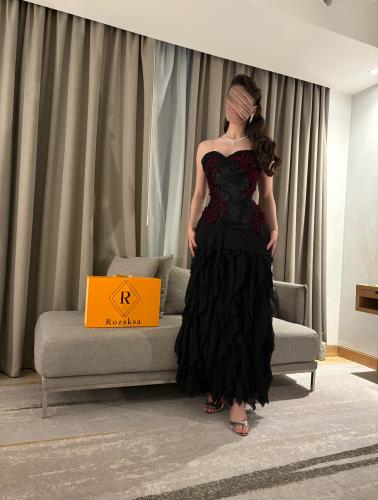 فستان أسود تول بتطريزات حمراء لامعة