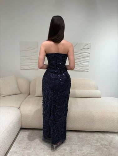 فستان كحلي داكن حرير مطرز بالترتر والخرز اللامع