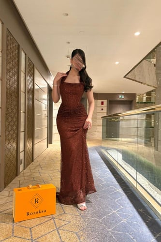 فستان بني محمر لامع مميزً