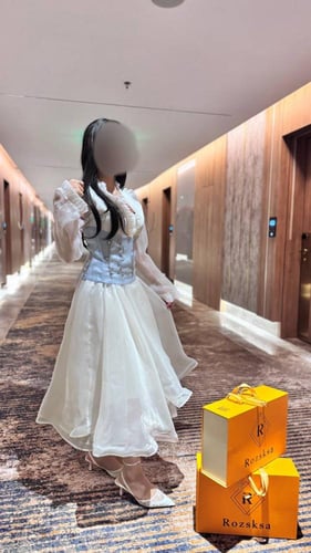 فستان ابيض مع حزام سماوي مطرز