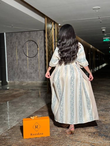 فستان طويل بلون بيج رملي