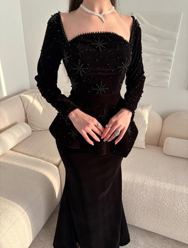 فستان أسود مخملي داكن