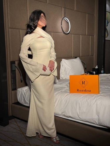 فستان طويل بلون بيج مصفر