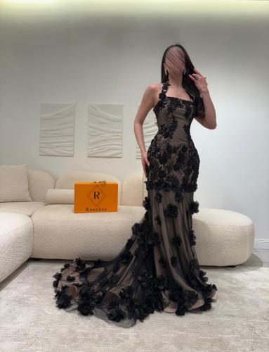 فستان بيج رملي تول مطرز بالأسود