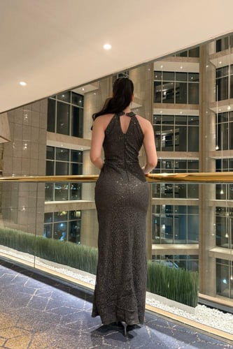 فستان اسود لامع عل الجسم