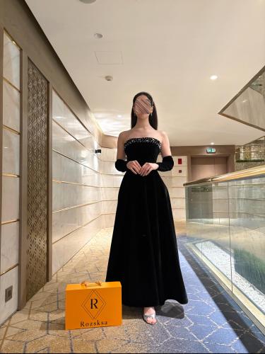 فستان أسود مخمل بأكمام أنيقة