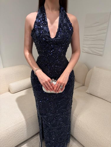 فستان كحلي داكن حرير مطرز بالترتر والخرز اللامع