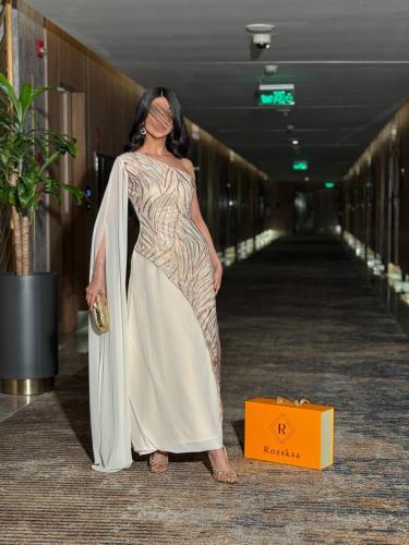 فستان كريمي اللامع