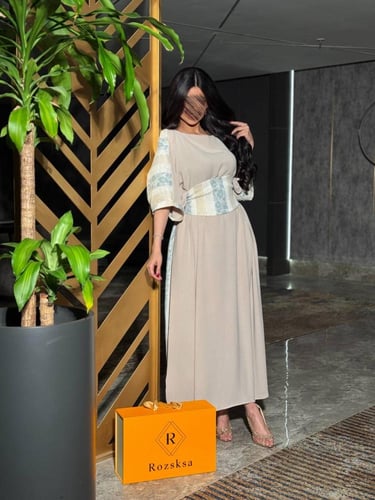 فستان طويل بلون بيج رملي