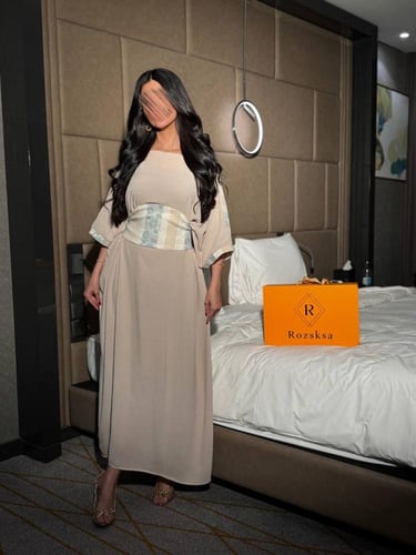 فستان طويل بلون بيج رملي