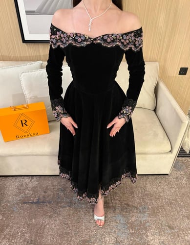 فستان اسود بكلفه