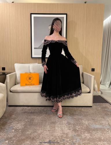 فستان اسود بكلفه