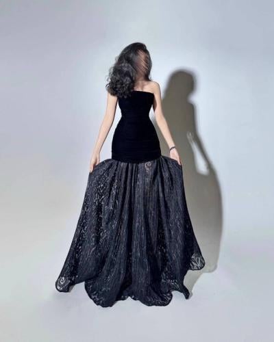 فستان اسود يجمع بين المخمل والاتنتيل المخمل