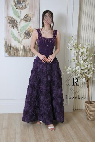 فستان سهرة موف أنيق، يزين صدره ترصيع كريستالي لامع