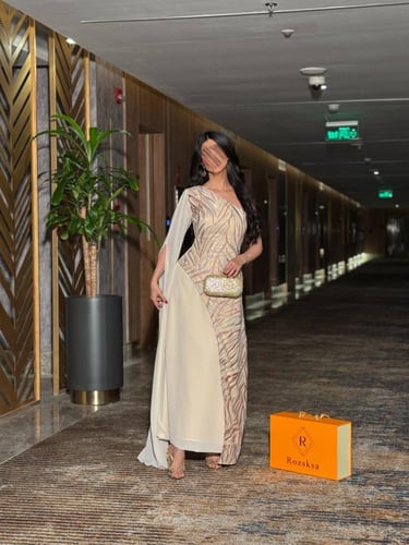 فستان كريمي اللامع